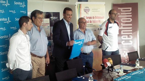 Rubén Leal, de Gerovida Arroyo; Tinín Alonso, de la UVa; José Luis Sánchez Valencia, del Atlético Valladolid; Paco Alonso, presidente de la FCYLBM, y Jorge Velasco, del Delicias, posan en la presentación del torneo Ciudad de Valladolid 