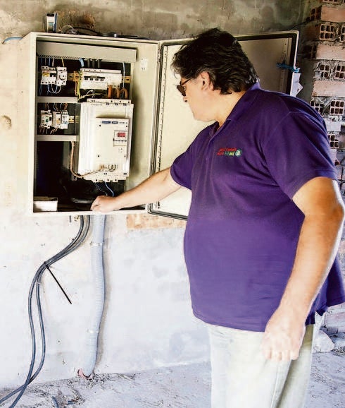 Un agricultor muestra los daños causados por los ladrones en un cuadro eléctrico de una granja. :