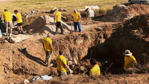 El equipo de voluntarios,durante los trabajos de restauración del paraje de Villerías 