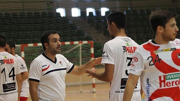 El técnico del Viveros Herol Nava, Álvaro Senovilla, durante el segundo amistoso de preparación. 