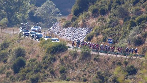 El pelotón, durante la segunda etapa de la Vuelta a Palencia.