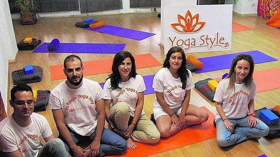 Cinco de los nueve socios de YogaStyle posan en su local. 