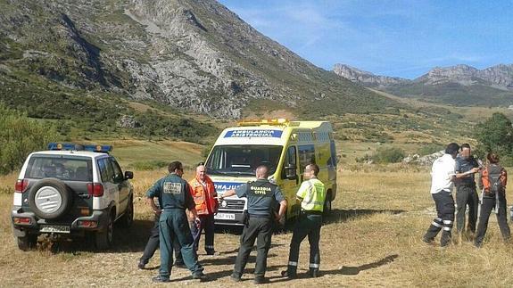 Efectivos de Emergencia en una zona próxima a la montaña en la que ha tenido lugar el accidente. 