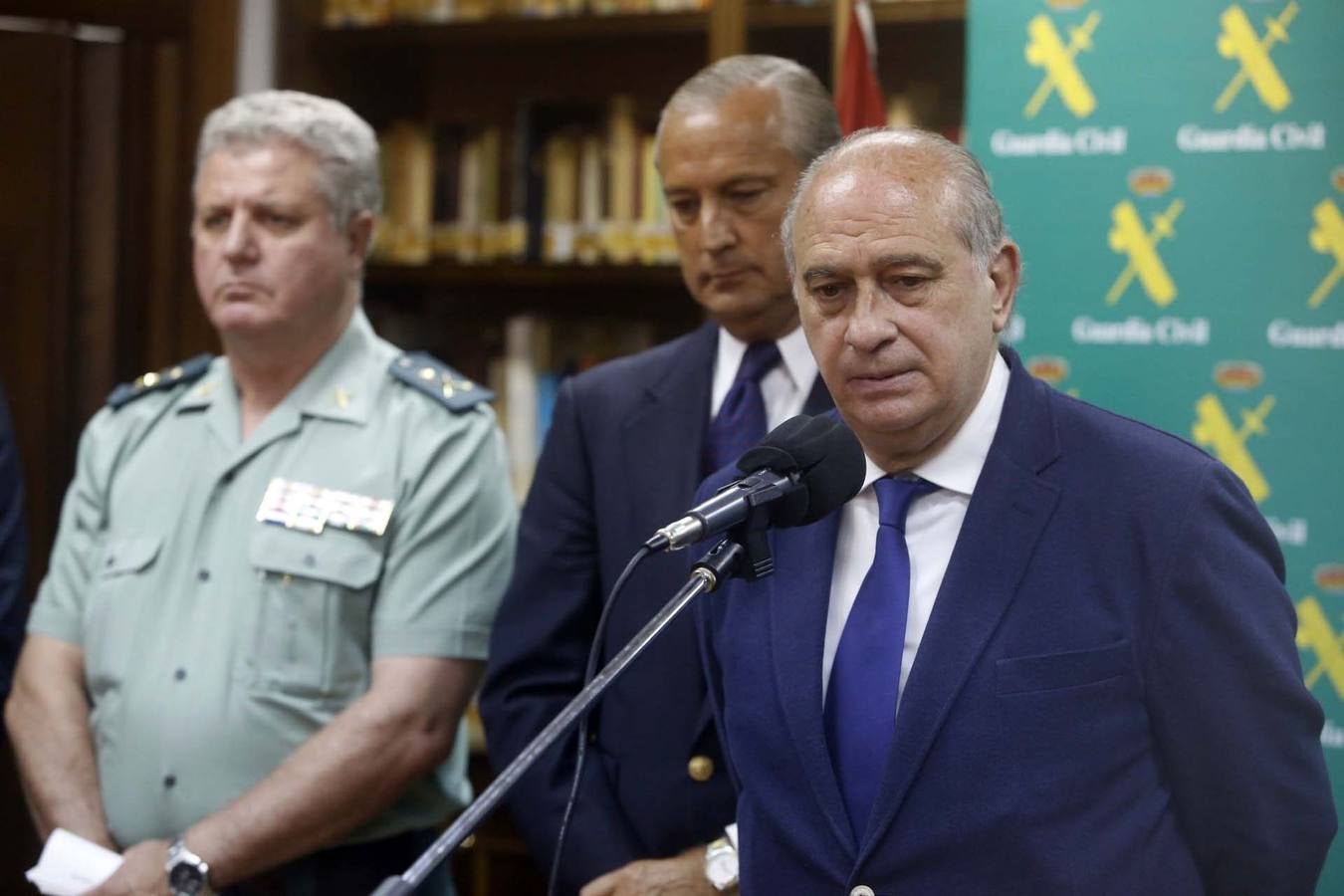 El ministro del Interior, Jorge Fernández Díaz, y el director general de la Guardia Civil, Arsenio Fernández de Mesa, tras reunirse con miembros del GREIM.