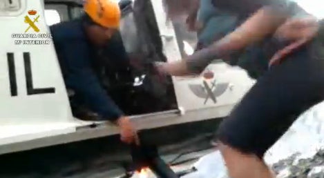 Vídeo de la Guardia Civil en el que se recoge el rescate de tres montañeros en el helicóptero siniestrado hoy.