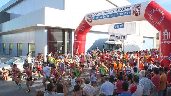 Los atletas toman la salida de la carrera celebrada en Nava de la Asunción. 