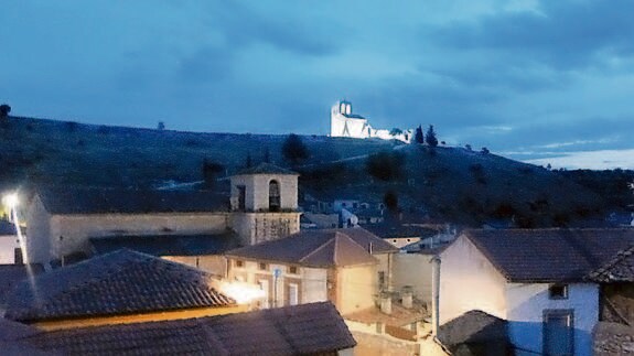 Vista nocturna de Fuentesoto con la nueva iluminación ornamental de las ermitas.