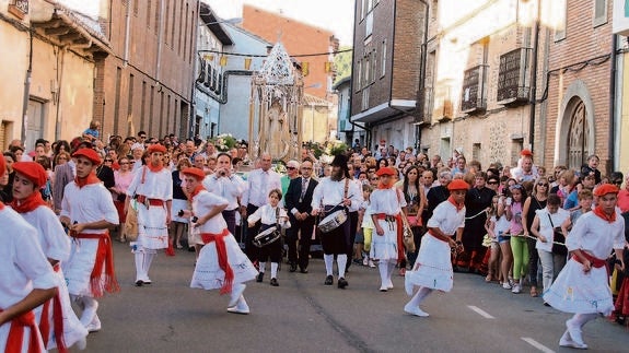 Los danzantes acompañan a la Virgen del Valle en su recorrido por las calles saldañesas. 