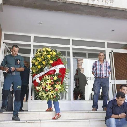 Entrada de acceso a la capilla ardiente en la sede de la Comandancia de León