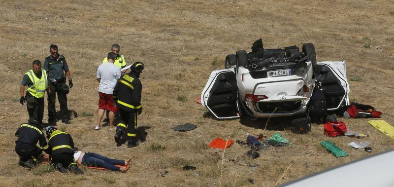 Momento en el que los bomberos atienden a una de las heridas. 