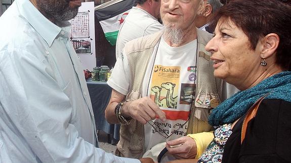 Luis Yuguero (centro), junto al delegado del Sahara, Bucharaya Beyun, y la concejala, María José de Andrés, durante una jornada dedicada al pueblo saharaui en Segovia. 