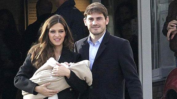 Sara Carbonero e Iker Casillas, con el pequeño Martín.