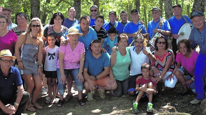 La charanga de San Martín del Castañar fue la encargada de amenizar la jornada en el merendero, donde posaron con un grupo de vecinos. M.J. GUTIÉRREZ