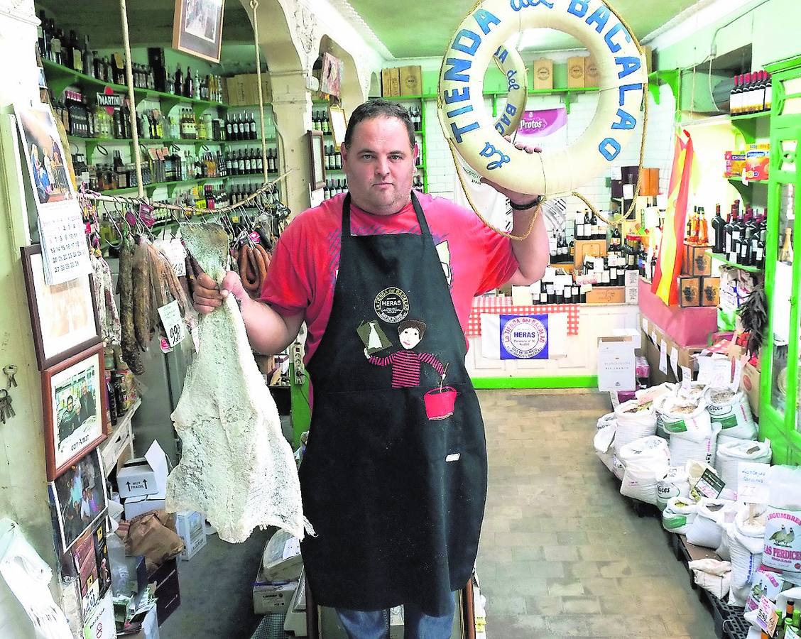 Javier Heras, en su tienda de ultramarinos. 