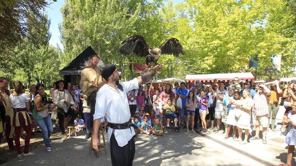 El público observa una exhibición de vuelo de cetrería, ayer, en la inauguración del mercado en el parque del Sotillo 