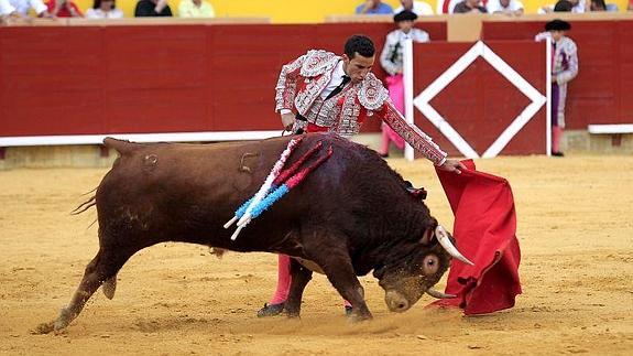 David de Miranda se estira en el toreo al natural.