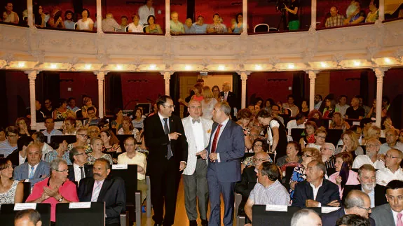 Rafael Martínez sube ayer al escenario del Principal para pronunciar el pregón, flanqueado por el alcalde y el presidente de la Diputación