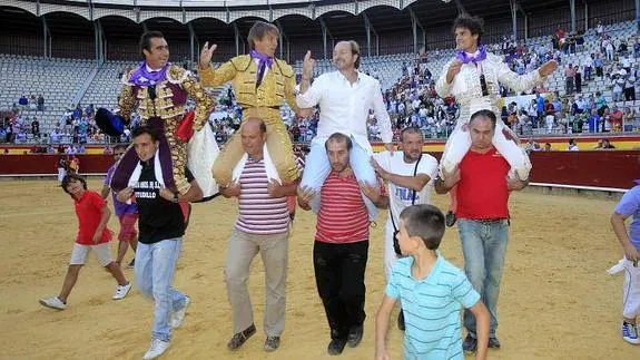 El Fandi, El Cordobés, el ganadero Guillermo García-Palacios y Abellán salen a hombros.