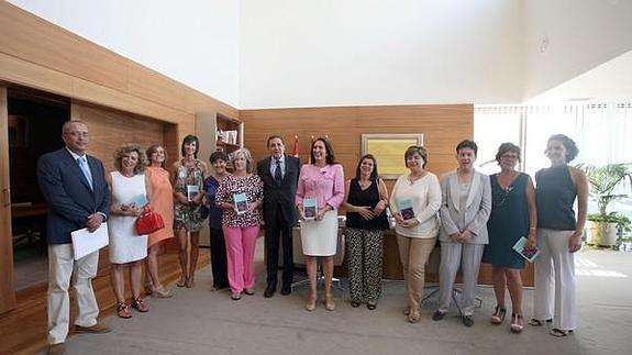 La presidenta de las Cortes, María Josefa García Cirac, y el consejero de Sanidad, Antonio María Sáez, reciben a las autoras del libro 'Tan alta como un ciprés'
