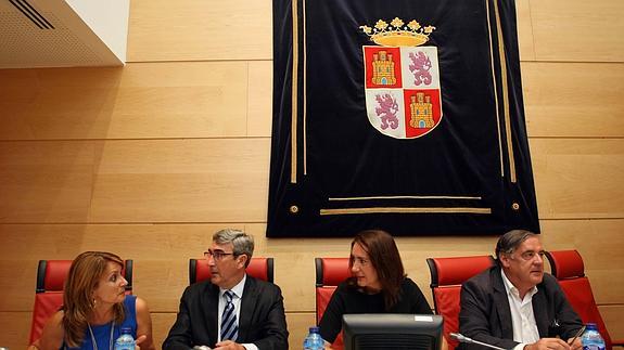 Cuatro de los cinco miembros de la Mesa de las Cortes, en la Diputación Permanente que se celebró la semana pasada.