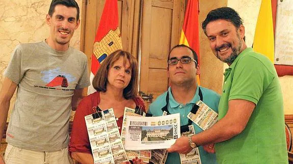 José Luis Vázquez, con los vendedores del municipio y los cupones de los sorteos.