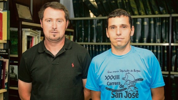 El alcalde, Jesús Gutiérrez, posa con Aitor Medina, organizador de las pruebas deportivas de las fiestas de Osornillo. 