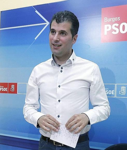 Luis Tudanca, secretario provincial del PSOE de Burgos y aspirante a la secretaría regional, tras la rueda de prensa de presentación de su candidatura.