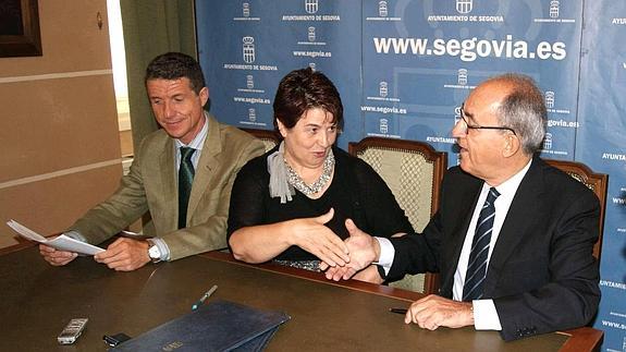 Andrés Torquemada, Clara Luquero y Javier Reguera, tras la firma del convenio de cesión.