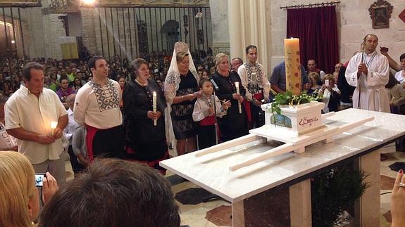 Ofrecimiento del primer cirio en la iglesia de Santa María, con el templo repleto de santamarienses. 