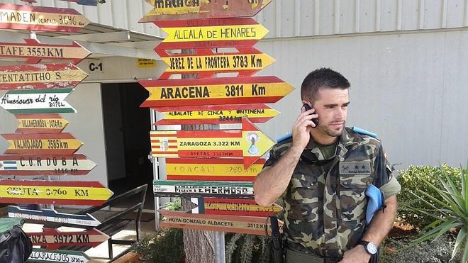 Antonio Pérez Martín, junto a los letreros que indican la distancia a casa. J. M.