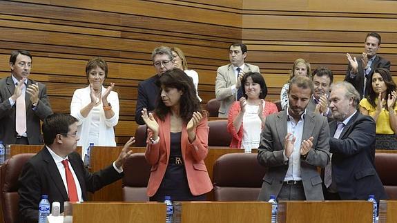 El portavoz del Grupo Parlamentario Socialista en las Cortes de Castilla y León, Óscar López (i), recibe los aplausos de sus compañeros de partido tras anunciar su renuncia al cargo esta tarde