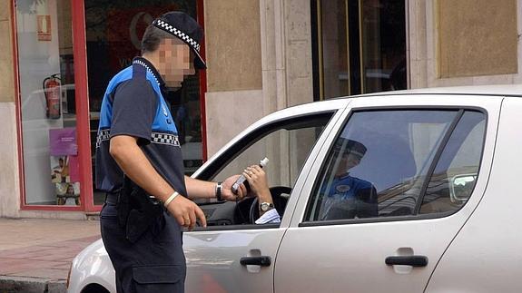 Un policía local realiza un control de alcoholemia en Tenerías, en una imagen de archivo. 