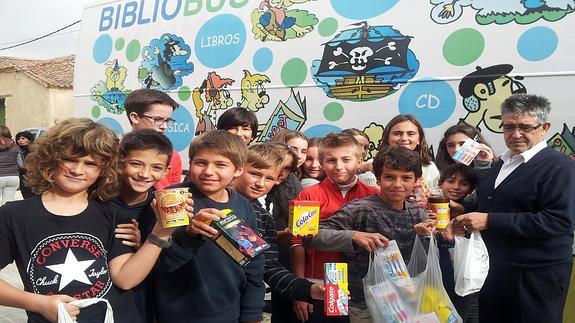 Un grupo de escolares junto a uno de los bibliobuses de la Diputación.