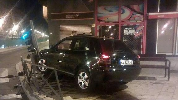 El Audi A-3 fue abandonado empotrado contra un semáforo junto al túnel de San Isidro. 