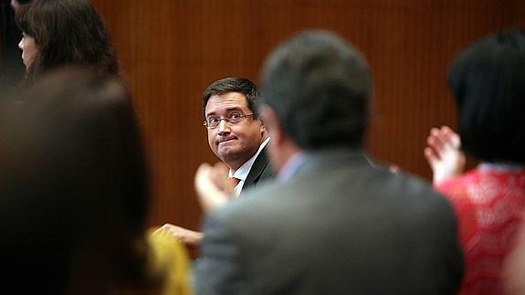 Al menos dos procuradores del PSOE no votan a López para senador