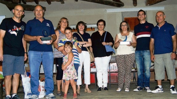 Imagen de la entrega de premios con los tres equipos mejor clasificados. 