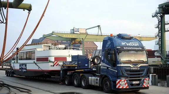 El Iveco stralis en configuración 6x4 inicia el traslado del barco 