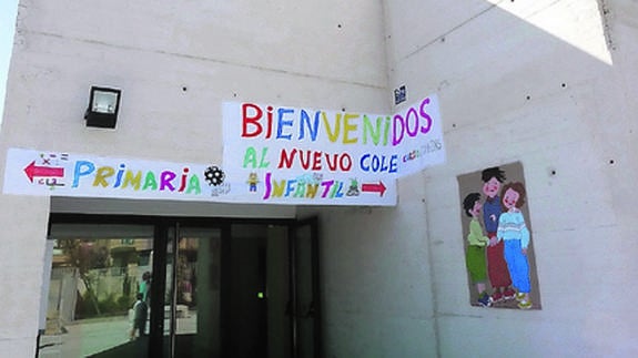 Carbajosa de la Sagrada estrenó ayer su nuevo colegio, que mostraba una pancarta de bienvenida.