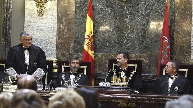 El Rey Felipe VI presidió la apertura del año judicial, flanqueado por el presidente del Tribunal Supremo, Carlos Lesmes, el fiscal general del Estado, Eduardo Torres Dulce (i) y el ministro de Justicia, Alberto Ruiz-Gallardón (d).