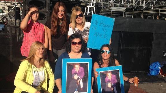 Un grupo de fans espera a David Bisbal en la Plaza Mayor desde primera hora de la mañana.