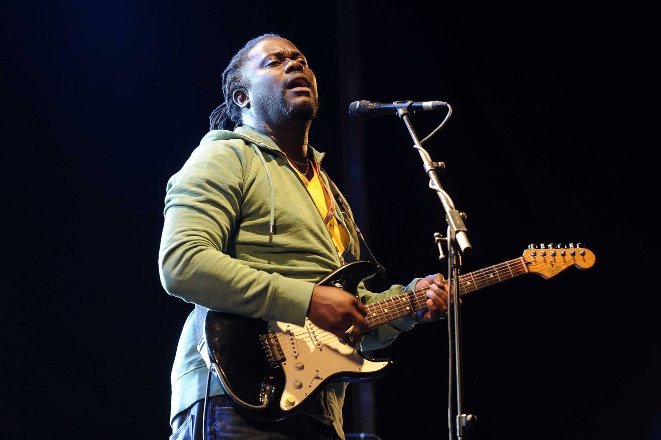 Un integrante de The Wailers durante su concierto en la Plaza Mayor.