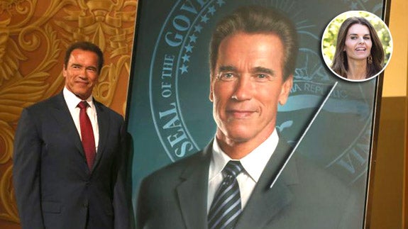 Schwarzenegger al lado de su nuevo retrato