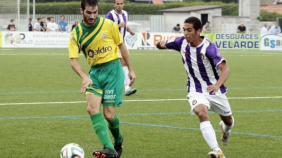 Anuar intenta robar la pelota en el partido contra el Tropezón.