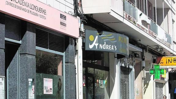 En la calle Gabilondo se encuentra una academia y dos peluquerías seguidas además de otros cuatro establecimientos de este tipo