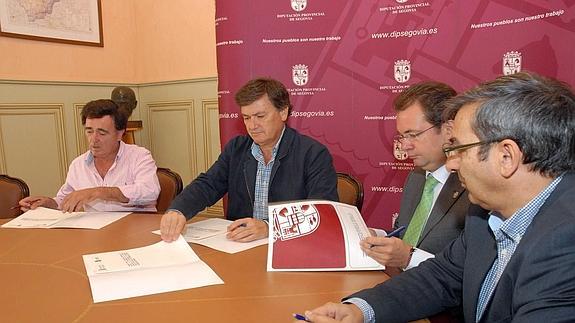 Los alcaldes de Cuéllar y El Espinar, Jesús García y Francisco Jorge, firman los convenios con Francisco Vázquez. 