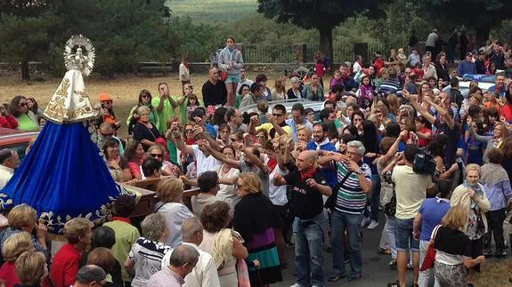 Los riazanos arropan a la Virgen de Hontanares, durante la romería de ayer.