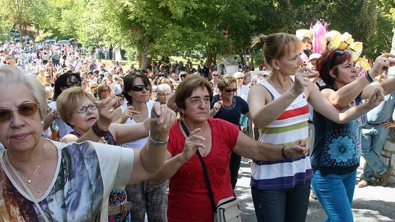 Algunas de las mujeres asistentes bailan en honor a la patrona.