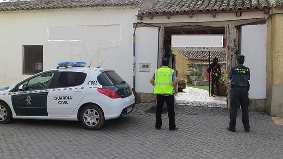 La Guardia Civil, en el albergue de Boadilla del Camino. 