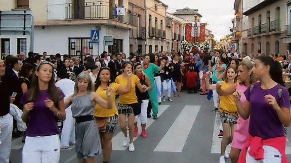 Jotas y danzas durante la procesión del Cristo de la Expiración, en la tarde de ayer. 