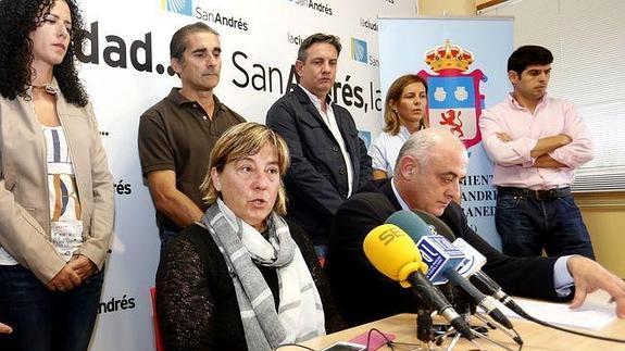 Chamorro y el equipo de gobierno han arropado a la concejala María Teresa Lage.